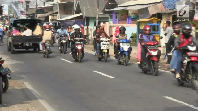 Hari kedua lebaran, pemudik masih melintas di jalur arteri Karawang, Jawa Barat. Hal ini membuat arus lalu lintas padat, ditambah jumlah kendaraan roda dua yang mencapai ratusan. Selain masih melakukan mudik mereka juga menuju tempat wisata.