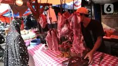 Warga membeli daging di kawasan Ciledug, Tangerang, Minggu (1/5/2022). Jelang perayan Idul Fitri 1443 H, banyak warga berburu daging untuk kebutuhan lebaran. (Liputan6.com/Angga Yuniar)