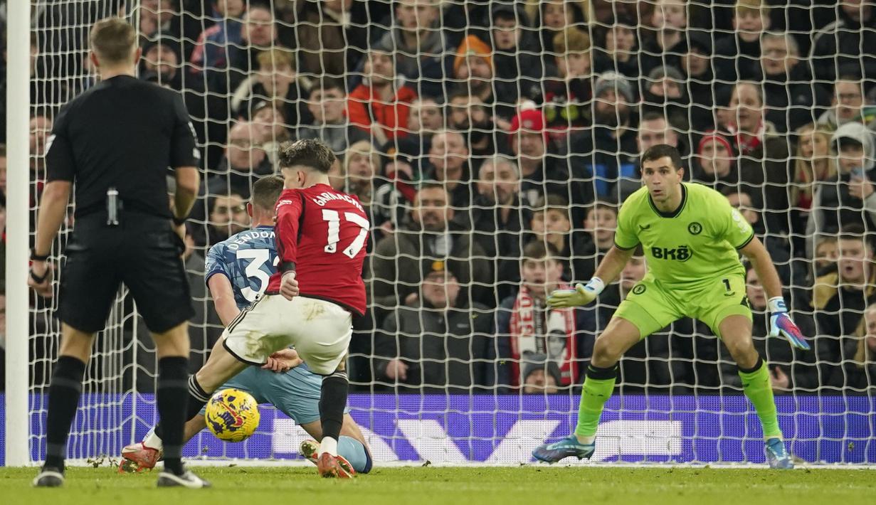 Pemain MU, Alejandro Garnacho (tengah) kembali menjebol gawang kompatriotnya di Timnas Argentina pada menit ke-71 dan sempat membuat kedudukan imbang 2-2 dalam pertandingan pekan ke-19 Liga Inggris 2023/2024 yang berlangsung di Old Trafford, Rabu (27/12/2023). (AP Photo/Dave Thompson)