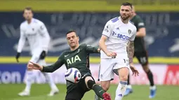 Gelandang Tottenham Hotspur, Giovani Lo Celso (kiri) berebut bola dengan gelandang Leeds United, Stuart Dallas dalam laga lanjutan Liga Inggris 2020/2021 pekan ke-35 di Elland Road, Leeds, Sabtu (8/5/2021). Tottenham kalah 1-3 dari Leeds. (AP/Michael Regan/Pool)
