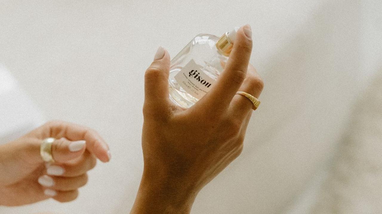 Biar Wangi Seharian! Ini Cara Pakai Parfum yang Benar Menurut Para Ahli, Bukan Sekadar Semprot-Semprot Aja