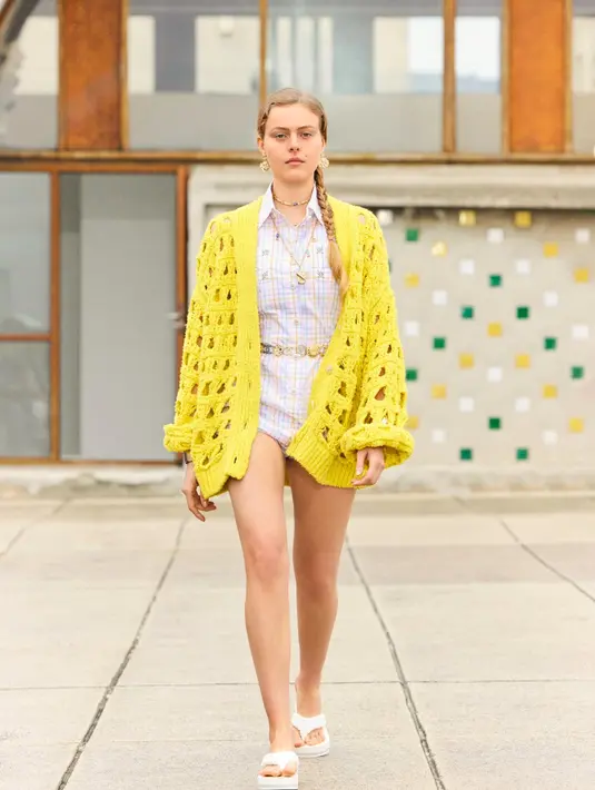 Dalam perhelatan ini, Virginie Viard selaku direktur kreatif Chanel, menghadirkan sederet siluet yang tetap berpegang pada nyawa rumah mode Chanel, yakni jas konstruktif dan bahan tweeds.