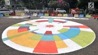 Petugas Prasarana dan Sarana Umum (PPSU) Kelurahan Pegangsaan saat menyelesaikan pembuatan logo Asian Games 2018 di Jalan Penataran atau Simpang Tugu Proklamasi, Jakarta, Rabu (25/7).  (Merdeka.com/Iqbal S. Nugroho)