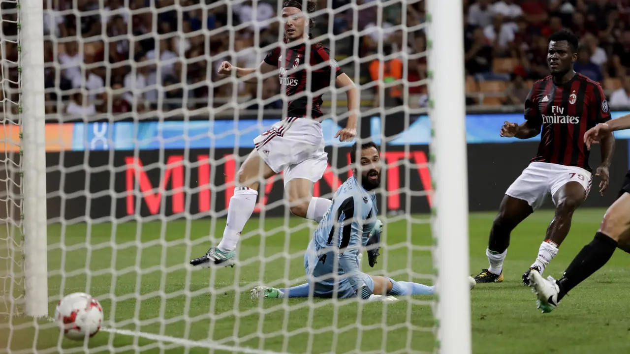 Gelandang AC Milan, Riccardo Montolivo (kiri), merobek gawang Shkendija pada leg pertama play-off Liga Europa, Jumat (18/8/2017) dini hari WIB. (AP Photo/Antonio Calanni)