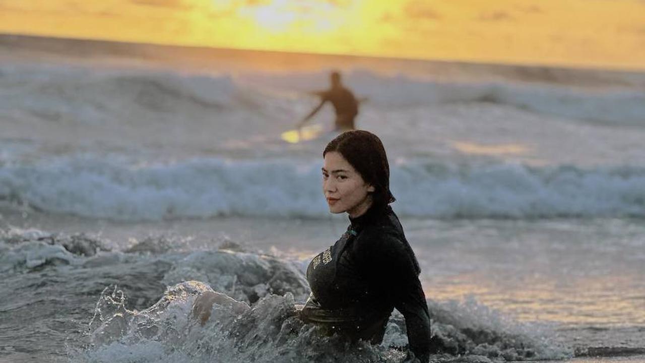 Potret 'Hot Mom' Felicya Angelista Liburan di Pantai, Makin Cantik dengan Tubuh Langsing & Gaya Busana Dipuji Sopan
