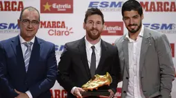 Lionel Messi (tengah) berfoto bersama Luis Suarez (kanan) dan Direktur Marca, Juan Ignacio Gallardo pada acara Golden Shoe awards 2017 di Antigua Fabrica Estrella Damm, Barcelona, (24/11/2017). (AFP/Josep Lago)