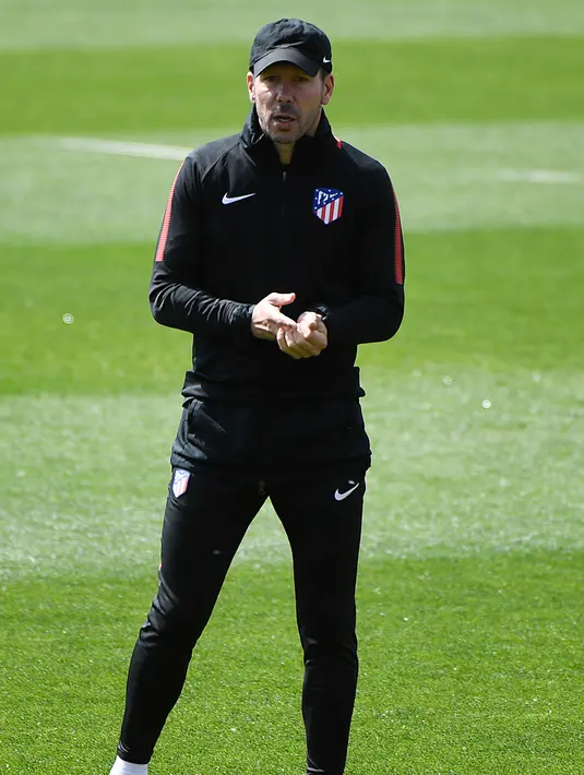 Pelatih Atletico Madrid, Diego Simeone melihat pemainnya berlatih di Ciudad Deportiva Wanda di Madrid (2/5). Pada leg pertama Atletico Madrid bermain imbang 1-1 atas Arsenal di Emirates Stadium. (AFP Photo/Pierre-Philippe Marcou)