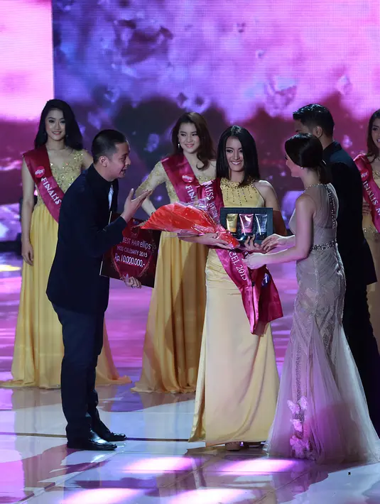 Mawar dari Medan terpilih menjadi pemenang Micel Best Hair di ajang pemilihan bakat Miss Celebrity Indonesia 2015. Disematkan oleh Julie Estelle, pemilik nama lengkap Mawar Eva De Jongh tersebut mendapatkan hadiah 10 juta. (Deki Prayoga/Bintang.com)