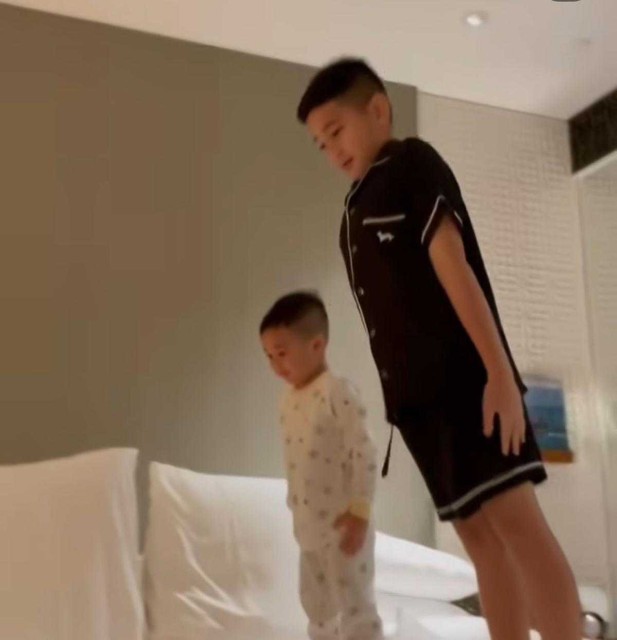 Jumpalitan Sebelum Tidur, Momen Kocak Rafathar dan Cipung yang Bikin Gemas!