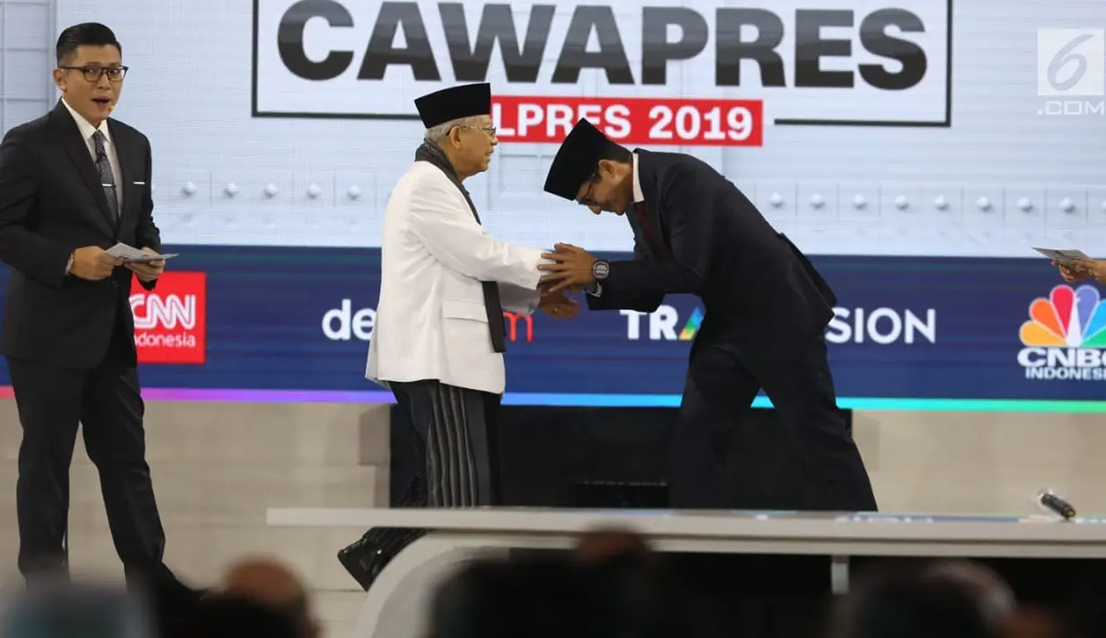 Cawapres nomor urut 02 Sandiaga Uno mencium tangan cawapres nomor urut 01 Ma'ruf Amin usai debat cawapres 2019 di Hotel Sultan, Jakarta, Minggu (17/3). Debat bertemakan pendidikan, kesehatan, ketenagakerjaan, sosial dan budaya. (Liputan6.com/Johan Tallo)