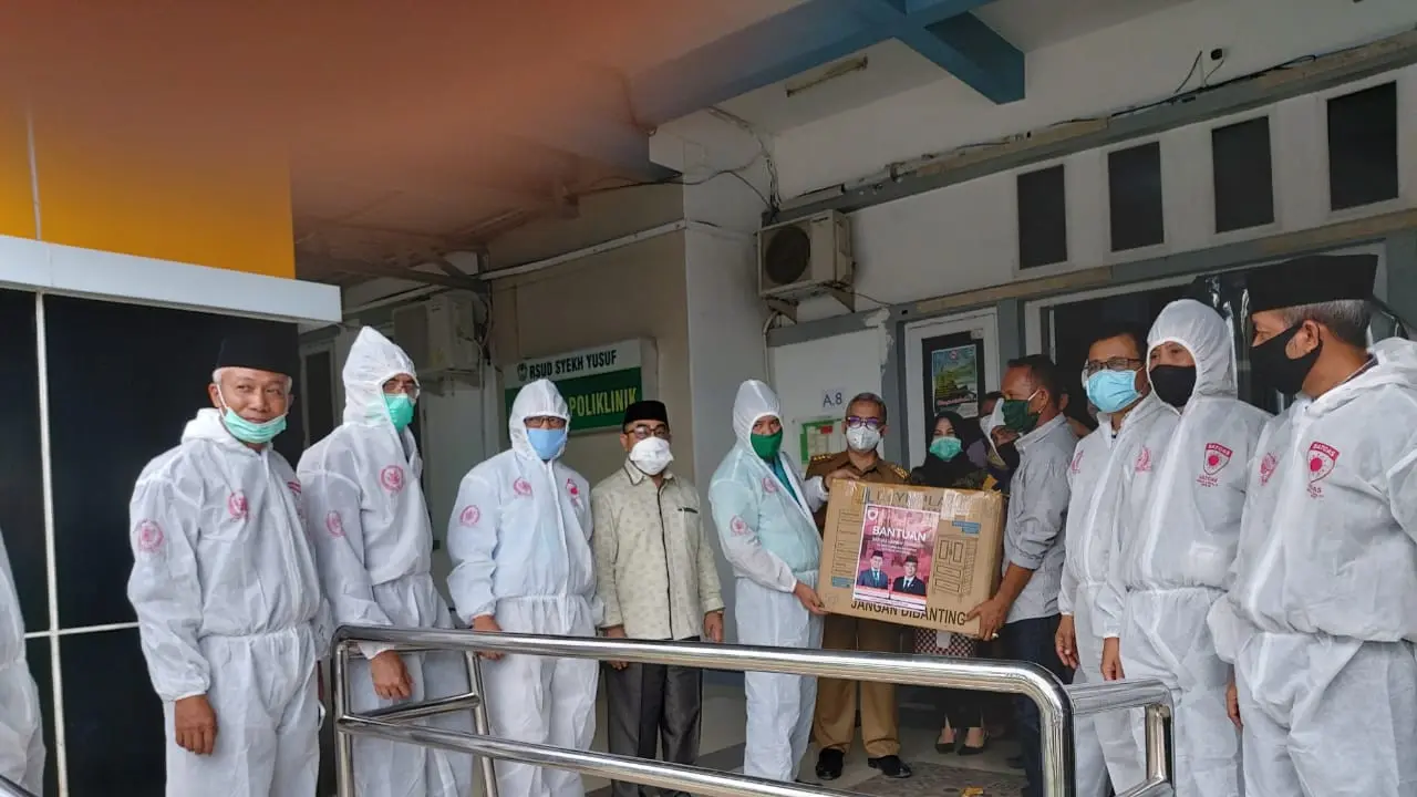 Satgas Lawan Covid-19 DPR RI Serahkan Bantuan APD ke Gowa