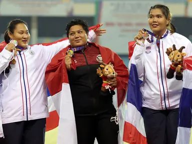 Eka Febri Ekawati membuka keran emas untuk cabang atletik dalam nomor tolak peluru wanita SEA Games 2021. Kemenangan Eki Febri Ekawati kali ini terlihat sangat spesial karena berhasil mengalahkan Areerat Intadis, peraih medali emas SEA Games 2019 Filipina. (Bola.com/Ikhwan Yanuar)