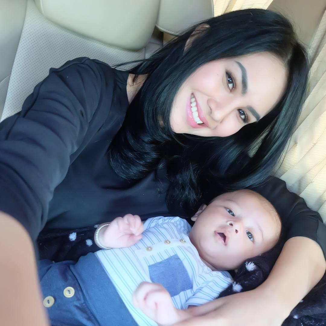 7 Potret Kebersamaan Kartika Putri Dengan Anak Angkatnya News