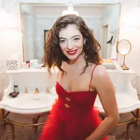 Lorde terlihat lebih tua dari usianya. Sebuah teori konspirasi bahkan mengatakan ia sebenarnya adalah nenek-nenek yang menyamar. (instagram/lordemusic)