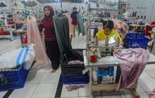 FOTO: Intip Kesibukan Pabrik Mukena Siti Khadijah di Depok yang Banjir Pesanan Jelang Idulfitri 2024