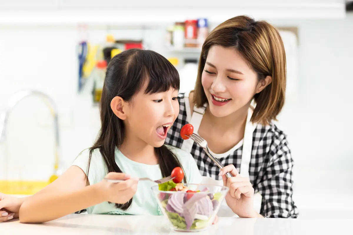 anak makan