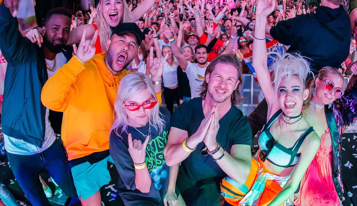 Sumber mengatakan bahwa Paris Hilton pun mencari cincin itu di tengah lautan manusia dengan bantuan pihak keamanan. (instagram/parishilton)