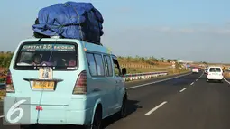Beragam kendaraan digunakan pemudik untuk berlebaran di kampung halaman. Tampak, pemudik menggunakan mikrolet saat melintasi jalan tol Cipali, Jawa Barat, Kamis (16/7/2015). (Liputan6.com/Herman Zakharia)