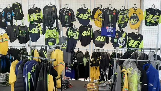 Foto: Stand Merchandise Valentino Rossi Curi Perhatian di Sirkuit Mandalika