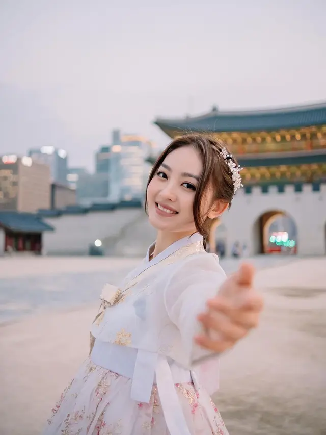 7 Pemotretan Natasha Wilona dan Bundanya yang Tampil Kompak Pakai Hanbok