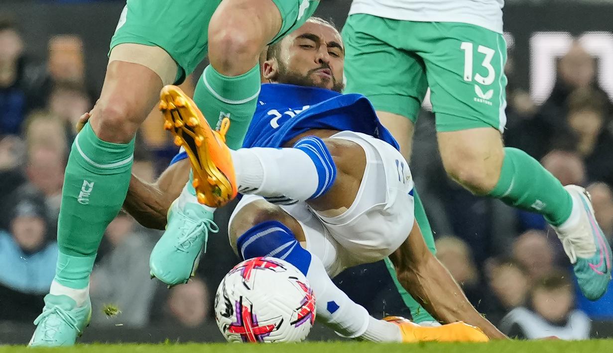 Pemain Everton, Dominic Calvert-Lewin (tengah) berebut bola dengan pemain Newcastle United, Fabian Schaer (kiri) dan Matt Targettmerayakan pada laga pekan ke-33 Liga Inggris 2022/2023 di Goodison Park, Liverpool, Jumat (28/04/2023) dini hari WIB. The Magpies sukses menghajar tuan rumah dengan skor 4-1. (AP Photo/Jon Super)