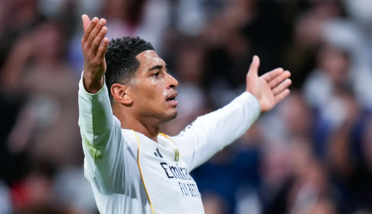 Pemain Real Madrid, Jude Bellingham, melakukan selebrasi setelah mecetak gol ke gawang Juventus pada matchday 3 fase liga Liga Champions 2025/2026 di Stadion Santiago Bernabeu, Kamis (23/10) dini hari WIB. (AP Photo/Manu Fernandez)
