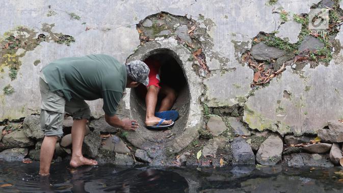 Petugas Animal Rescue berusaha menyelamatkan seekor anjing yang terjebak di gorong-gorong kali Gresik, Menteng, Jakarta Pusat, Rabu (23/5). Anjing ini terjebak selama 3 hari dan dibawa ke tempat penampungan. (Liputan6.com/Arya Manggala)