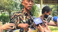 Presiden Joko Widodo atau Jokowi mengundang Usma (64), pedagang korban kerusuhan 22 Mei di kawasan KH Wahid Hasyim, Jakarta, ke Istana Merdeka. (Merdeka/Titin Supriatin)