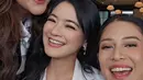 Istri Rifat Sungkar itu menata rambut panjang cokelatnya dengan soft wave dan curtain bang [@therealdisastr]