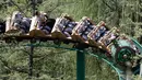 Para biksu cilik menaiki roller coaster saat mengunjungi taman hiburan Everland di Yongin, Korea Selatan, Kamis (2/5). Jelang perayaan ulang tahun Buddha pada 12 Mei, anak-anak di Korea Selatan akan menginap di kuil selama tiga minggu. (AP Photo/Lee Jin-man)