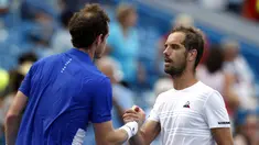 Petenis Inggris, Andy Murray memberi selamat ke Richard Gasquet dari Prancis usai pertandingan putaran pertama turnamen tenis Cincinnati Masters di Mason, Ohio (12/8/2019). Juara tiga kali Gand Slam Andy Murray takluk 4-6,4-6 atas Richard Gasquet. (AP Photo/Gary Landers)