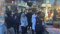 Presiden Joko Widodo (Jokowi) didampingi Gubernur Jawa Barat (Jabar) Ridwan Kamil saat meninjau Pasar Cihapit Bandung. (Dok. Istimewa)