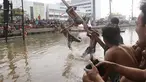 Seorang peserta terjatuh saat mengikuti lomba panjat pinang dalam Festival Kalimalang di Cipinang Melayu, Jakarta Timur, Kamis (17/8). Festival Kalimalang ini dalam rangka memeriahkan HUT ke-72 RI. (Liputan6.com/Herman Zakharia)