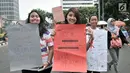Aktivis FISIP UI longmarch saat aksi menolak pelecehan seksual di kawasan Bundaran HI, Jakarta, Minggu (14/10). Mereka mengajak masyarakat untuk melawan pelecehan seksual via telepon yang sedang marak terjadi. (Merdeka.com/Iqbal Nugroho)