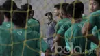 Pelatih Timnas Indonesia U-16, Fakhri Husaini, memantau seleksi Timnas Indonesia U-16 di National Youth Training Centre (NYTC), Sawangan, Depok, Sabtu, (25/03/2017). Sang pelatih memanggil 55 pemain untuk menjalani seleksi. (Bola.com/M Iqbal Ichsan)