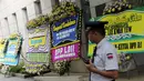 Karangan bunga dari berbagai tokoh dan organisasi di Indonesia berdatangan ke Kedubes Singapura, Jakarta, Rabu (25/3/2015). Karangan bunga tersebut sebagai ungkapan belasungkawa atas meninggalnya Lee Kuan Yew. (Liputan6.com/Helmi Afandi)