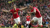 Selebrasi gelandang Manchester United, Angel Di Maria (kanan) usai menjebol gawang Everton di Stadion Old Trafford, (5/10/2014). (REUTERS/Phil Noble)