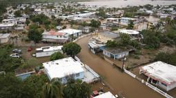 Playa Salinas digenangi air setelah Badai Fiona berlalu di Salinas, Puerto Rico, Senin, 19 September 2022. Menurut pihak berwenang, tiga orang berada di dalam rumah dan dilaporkan telah diselamatkan. (AP Photo/Alejandro Granadillo)