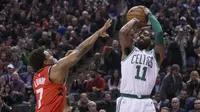 Guard Boston Celtics Kyrie Irving (kanan) melepas tembakan pada lanjutan NBA 2017-2018 melawan Toronto Raptors di Air Canada Centre, Selasa (6/2/2018) atau Rabu (7/2/2018) WIB. (Chris Young/The Canadian Press via AP)