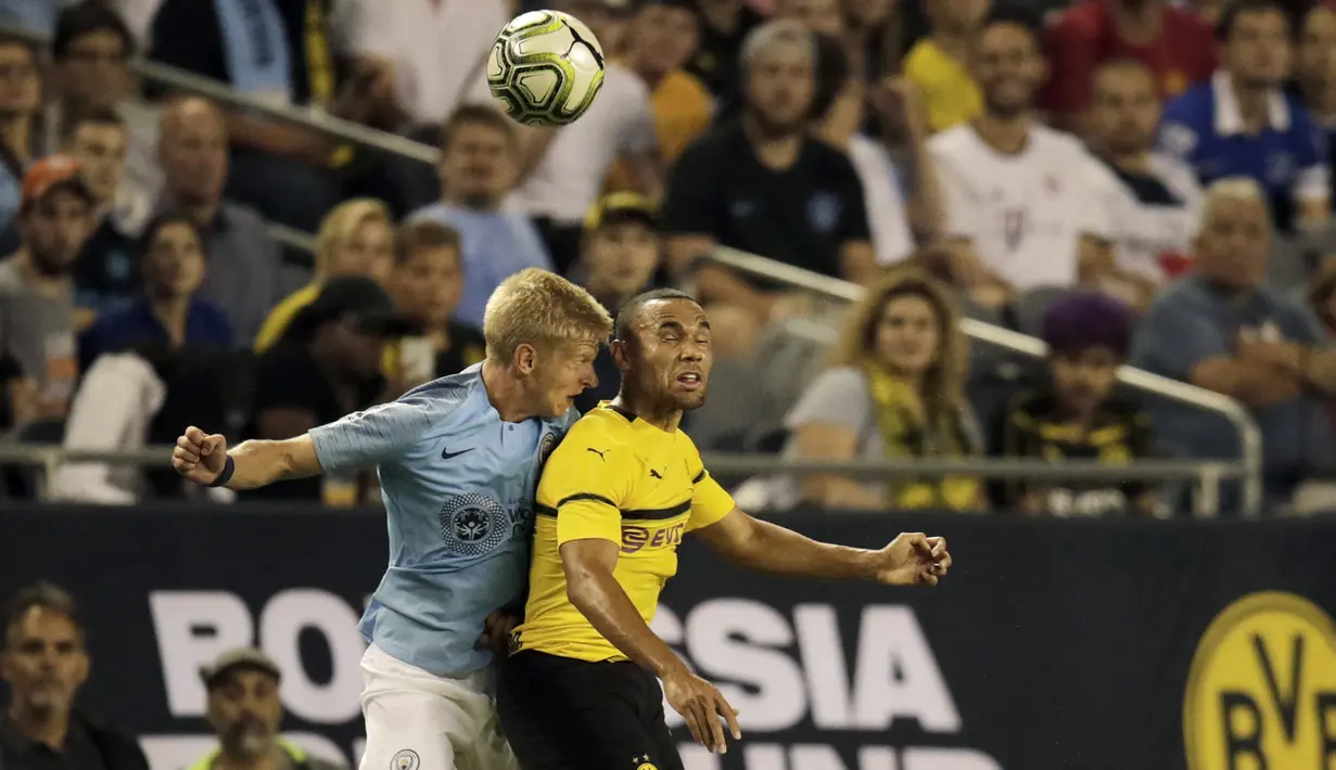 Duel pemain Manchester City, Oleksandr Zinchenko (kiri) dan pemain Borussia Dortmund, Herbert Bockdorn pada laga International Champions Cup 2018 di Soldier Field, Chicago, (20/7/2018), waktu setempat. Drtmund menang 1-0. (AP/Annie Rice)