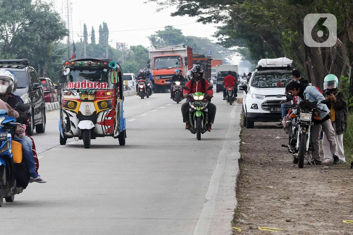 FOTO: H-3 Lebaran, Jalur Pantura Dipadati Pemudik Sepeda Motor