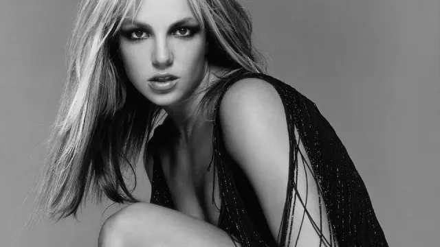Untuk membuktikan fotonya bukan hasil editan, Britney kembali mengunggah foto berbikini yang lain dengan keseksian yang tak kalah menarik.