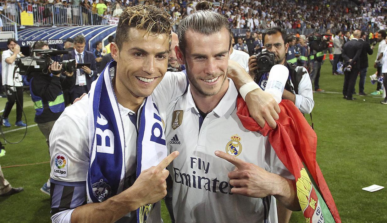 Bintang Real Madrid, Cristiano Ronaldo dan Gareth Bale, foto bersama saat merayakan gelar juara La Liga Spanyol usai menaklukkan Malaga di Stadion La Rosaleda, Malaga, Minggu (21/5/2017). Malaga kalah 0-2 dari Madrid. (EPA/Daniel Perez)