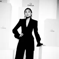 Dalam siluet jumpsuit hitam, kesederhanaan siluet tersebut semakin penuh aksi dengan potongan bahu yang tegas dan aksen tangan terompet yang stylish.   [Foto: Instagram/ Dhika Himawan]