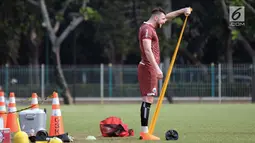 Pemain Persija, Marko Simic melakukan pemanasan saat latihan jelang laga kedua Semifinal Zona Asia Tenggara Piala AFC 2018 di Lapangan A Kompleks GBK, Jakarta, Senin (14/5). Persija akan menjamu Home United, (15/5). (Liputan6.com/Helmi Fithriansyah)