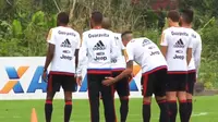 Terinspirasi Colek Bokong Jara, Pemain Flamengo Isengi Rekannya