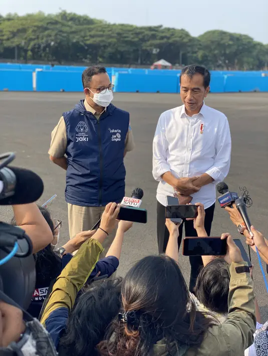<p>Presiden Joko Widodo bersama Gubernur DKI Jakarta Anies Baswedan memberikan keterangan saat meninjau lokasi sirkuit Formula E di Ancol, Jakarta, Senin (25/4/2022). Jokowi meninjau ditemani langsung Gubernur DKI Jakarta Anies Baswedan. (Foto: Laily Rachev - Biro Pers Sekretariat Presiden)</p>