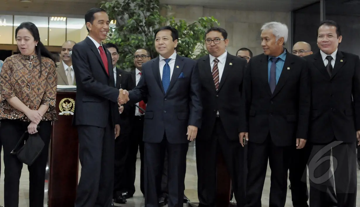 Presiden Joko Widodo (kedua kiri) berjabat tangan dengan Ketua DPR RI Setya Novanto usai melakukan rapat konsultasi di Gedung Nusantara IV, Jakarta (6/4/2015). Rapat konsultasi membahas APBN-P dan rencana pelantikan Kapolri. (Liputan6.com/Andrian M Tunay)