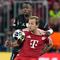 Willian Pacho mencoba merebut bola dari Harry Kane di laga Bayern Munchen vs PSG, Kamis (7/5/2026) (AP Photo/Matthias Schrader)