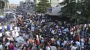 Pembeli memadati area pasar antara Teen Darwaja dan Kuil Bhadrakali menjelang Diwali, Festival Cahaya Hindu, di Ahmedabad, India, Minggu (8/11/2020). India saat ini menjadi negara kedua yang paling parah terdampak virus corona atau Covid-19 setelah Amerika Serikat. (SAM PANTHAKY/AFP)